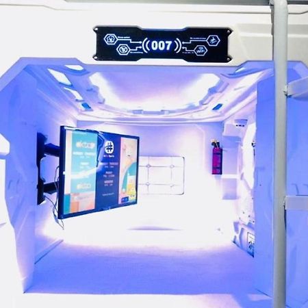 Met A Space Pod At Arab Street Singapura Exterior foto
