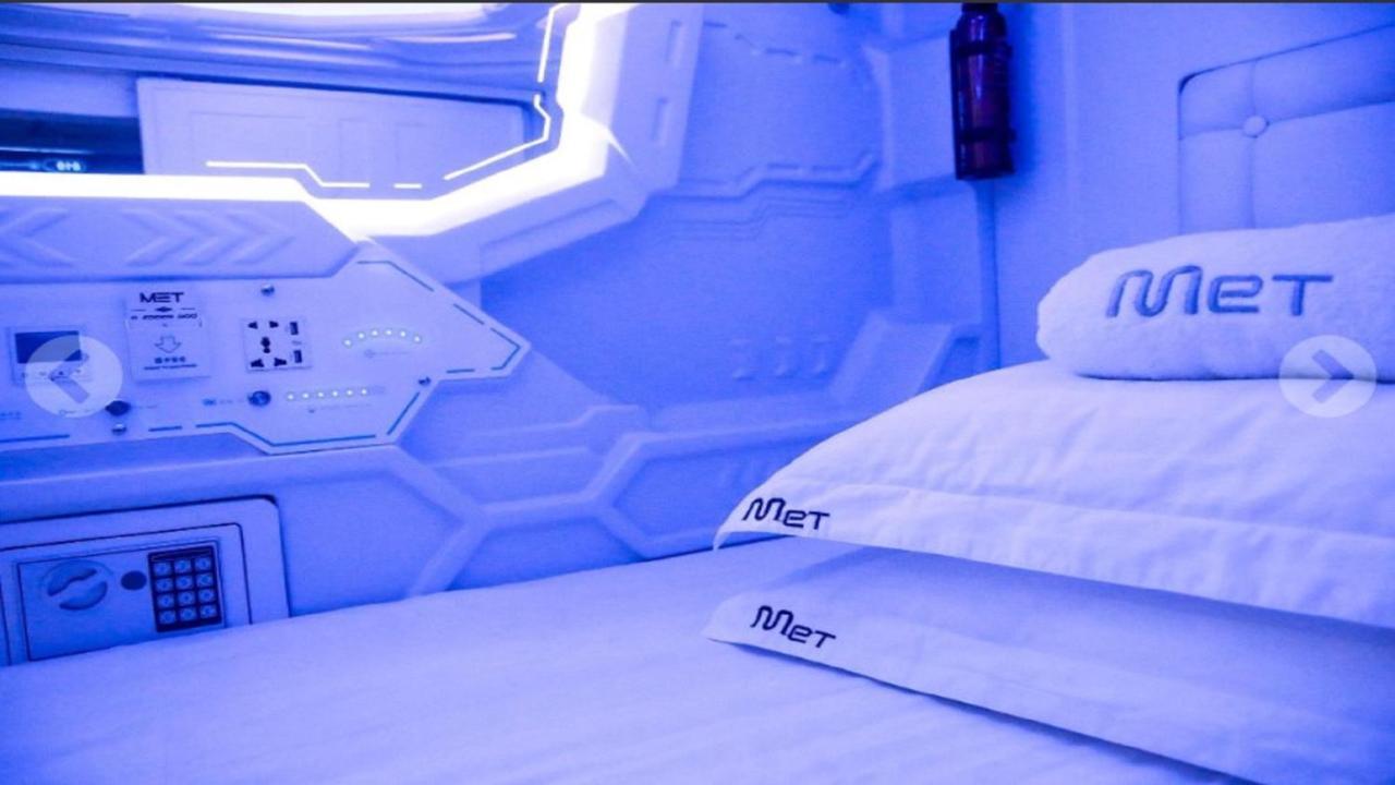 Met A Space Pod At Arab Street Singapura Exterior foto