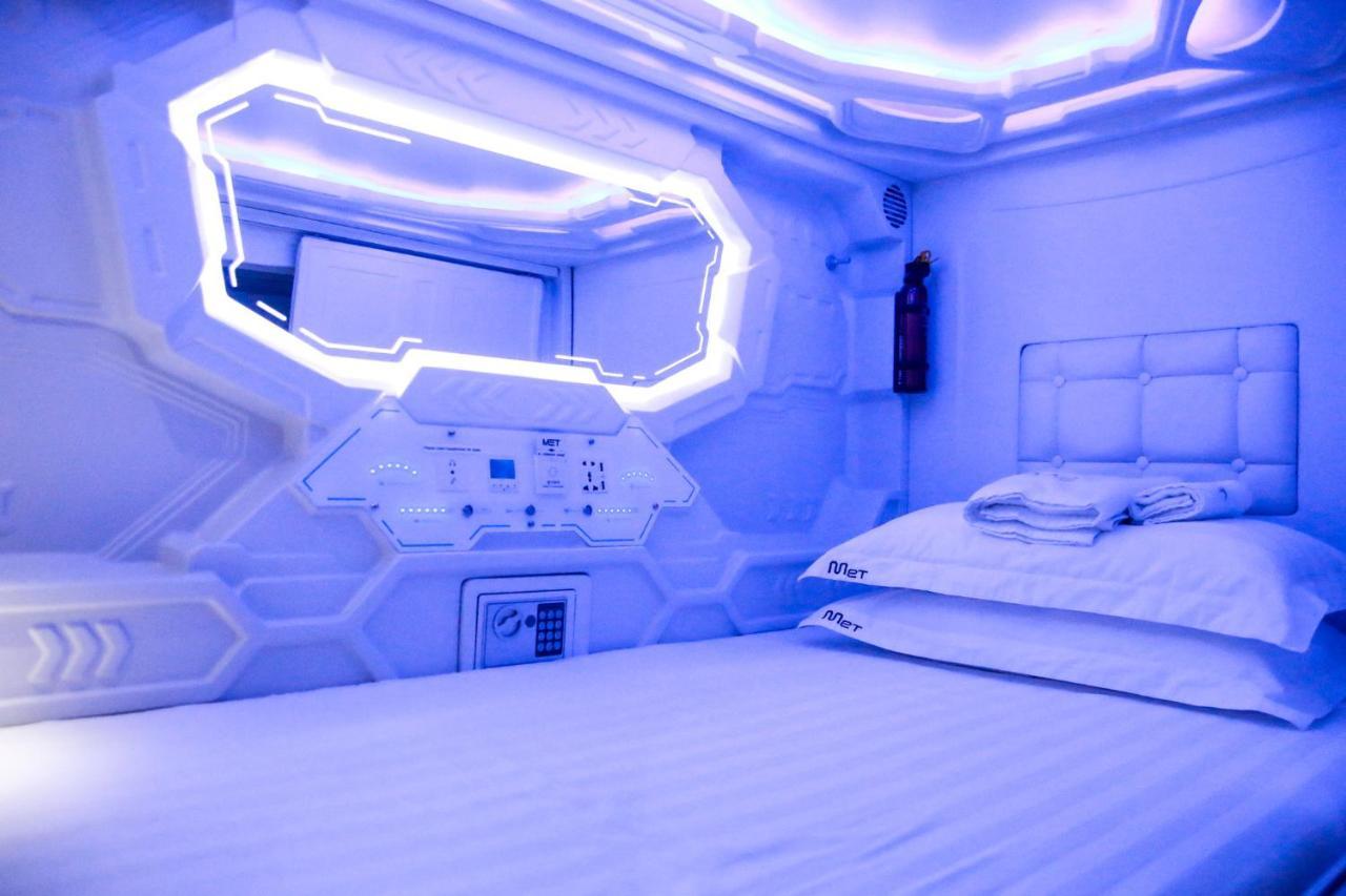 Met A Space Pod At Arab Street Singapura Exterior foto