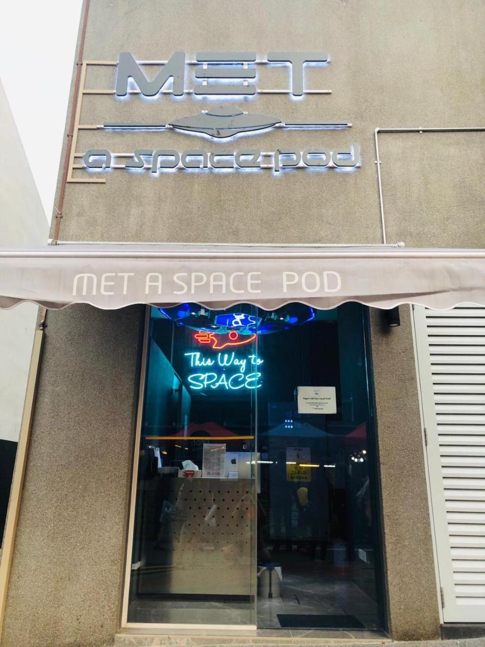 Met A Space Pod At Arab Street Singapura Exterior foto
