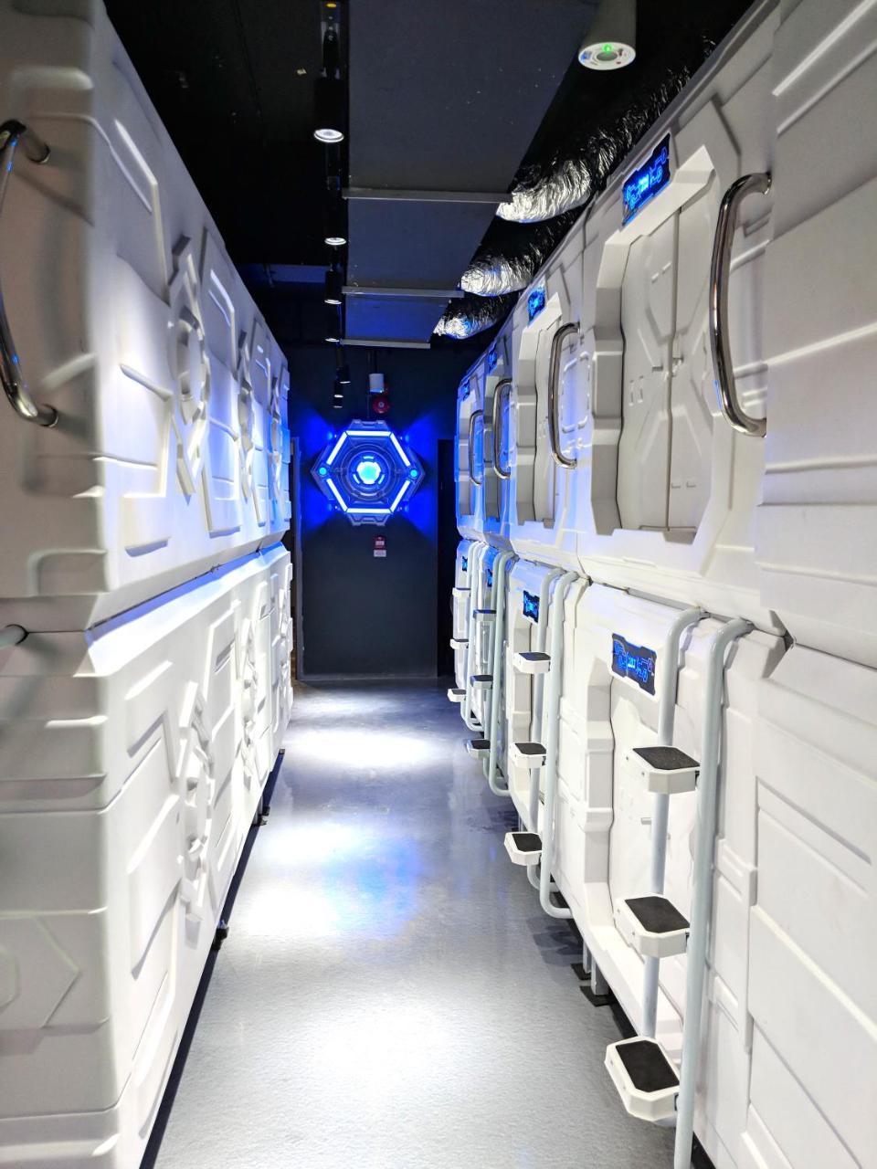 Met A Space Pod At Arab Street Singapura Exterior foto