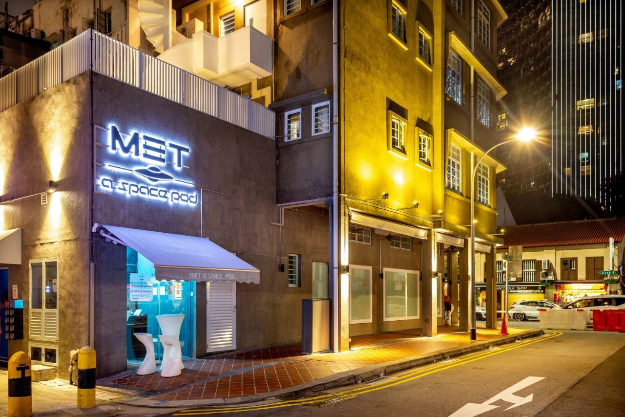 Met A Space Pod At Arab Street Singapura Exterior foto