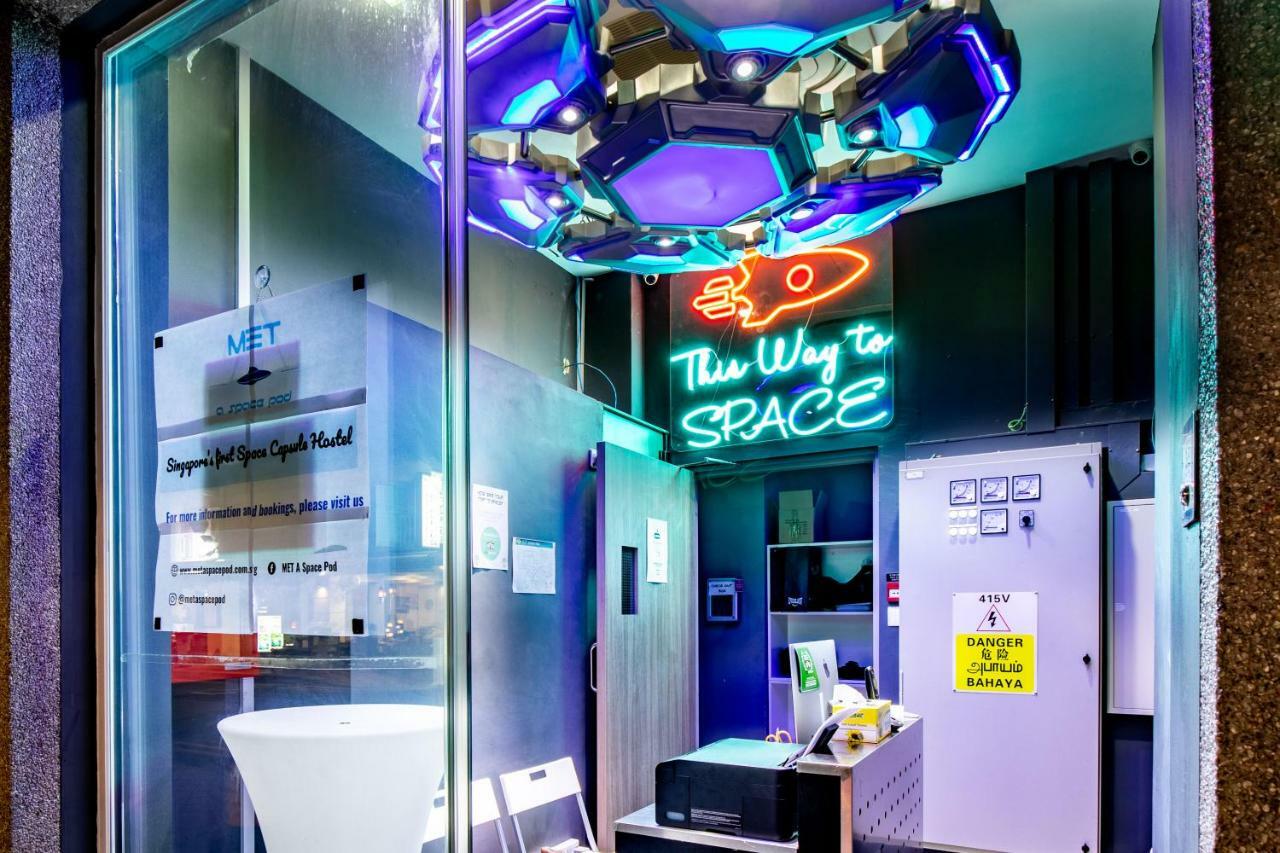 Met A Space Pod At Arab Street Singapura Exterior foto